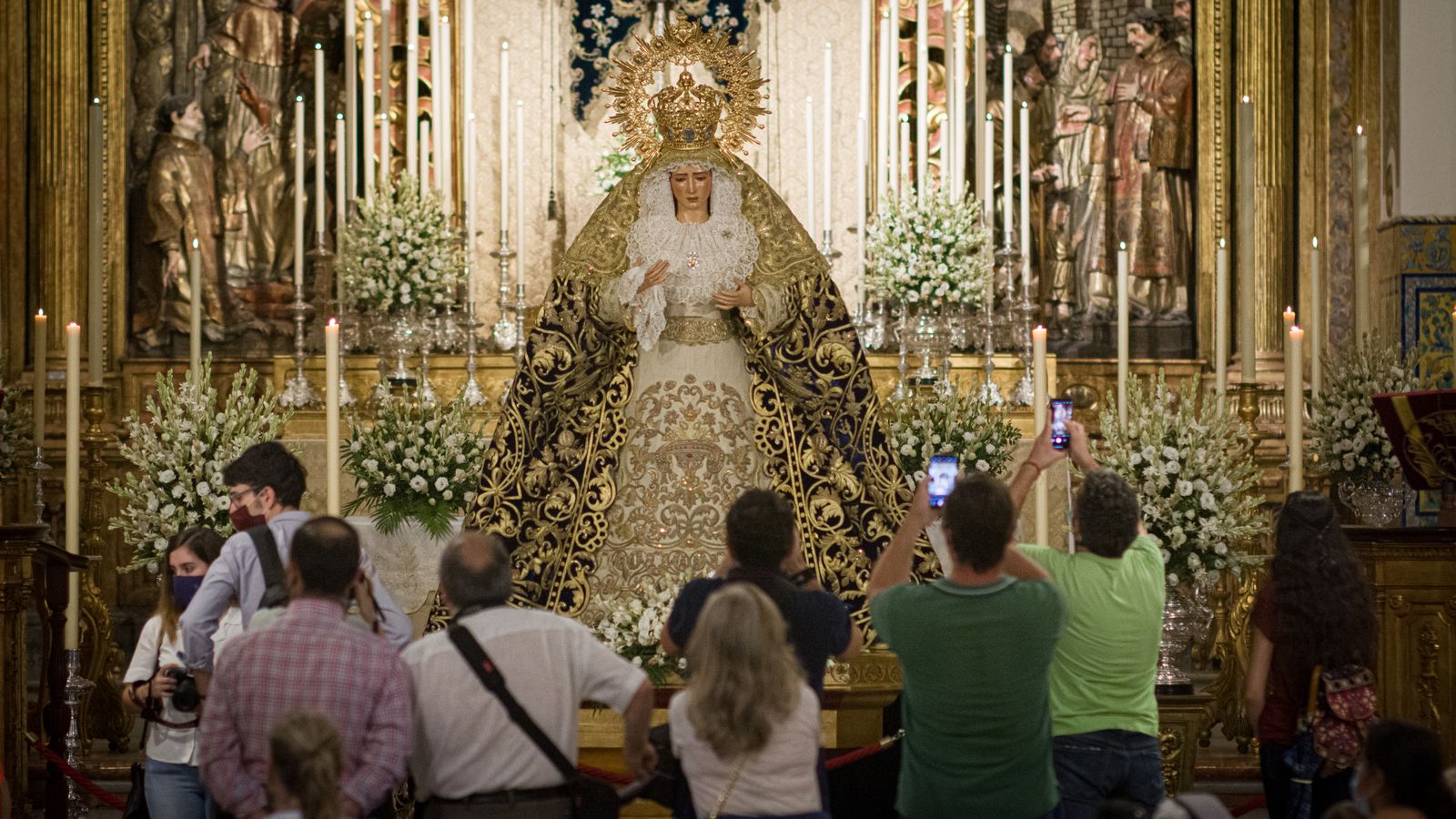 La Virgen del Dulce Nombre se encuentra en veneración en el altar mayor de San Lorenzo