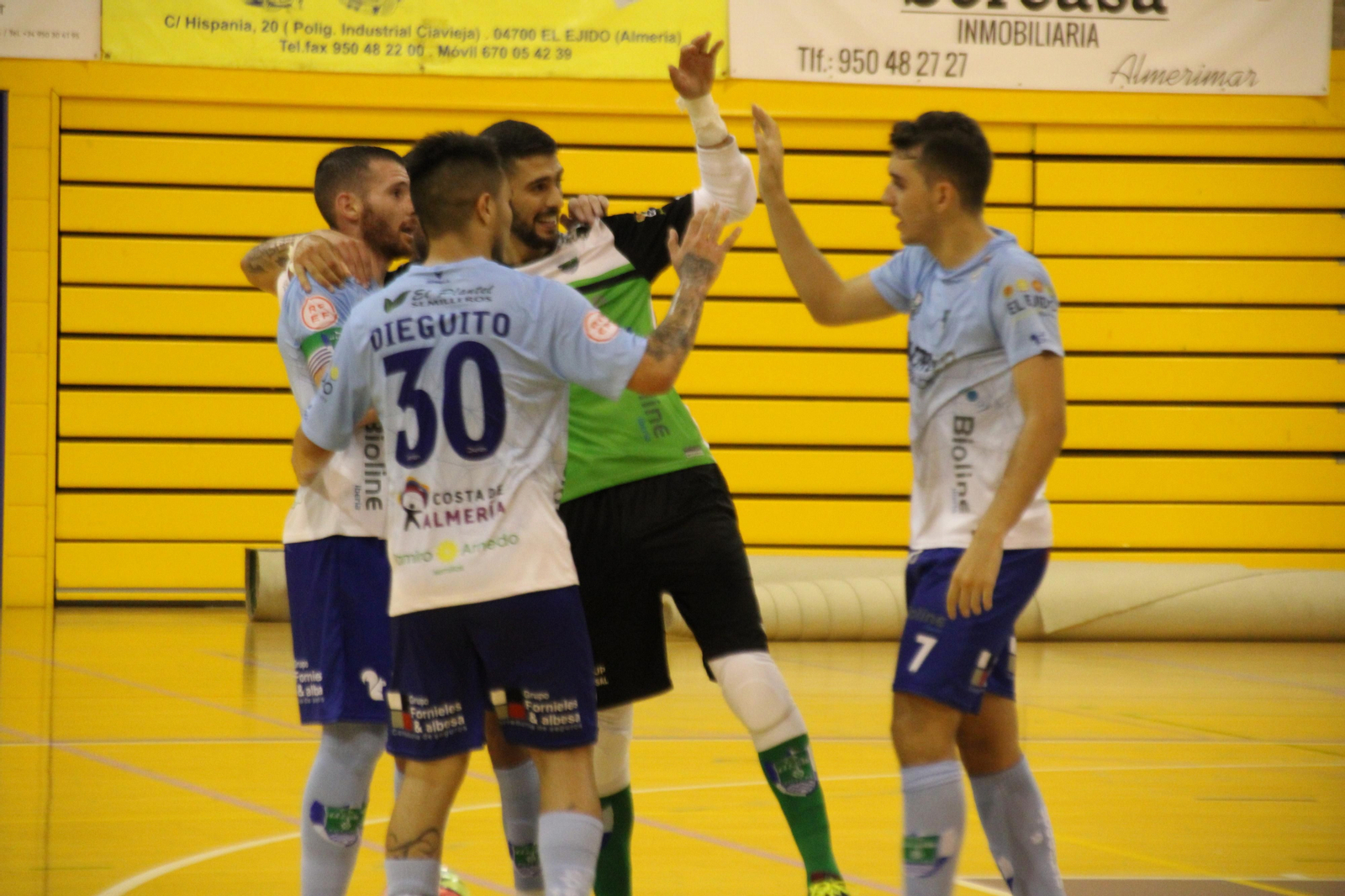 El conjunto celeste celebra un gol durante el partido de pretemporada disputado ante Zambú Pinatar.