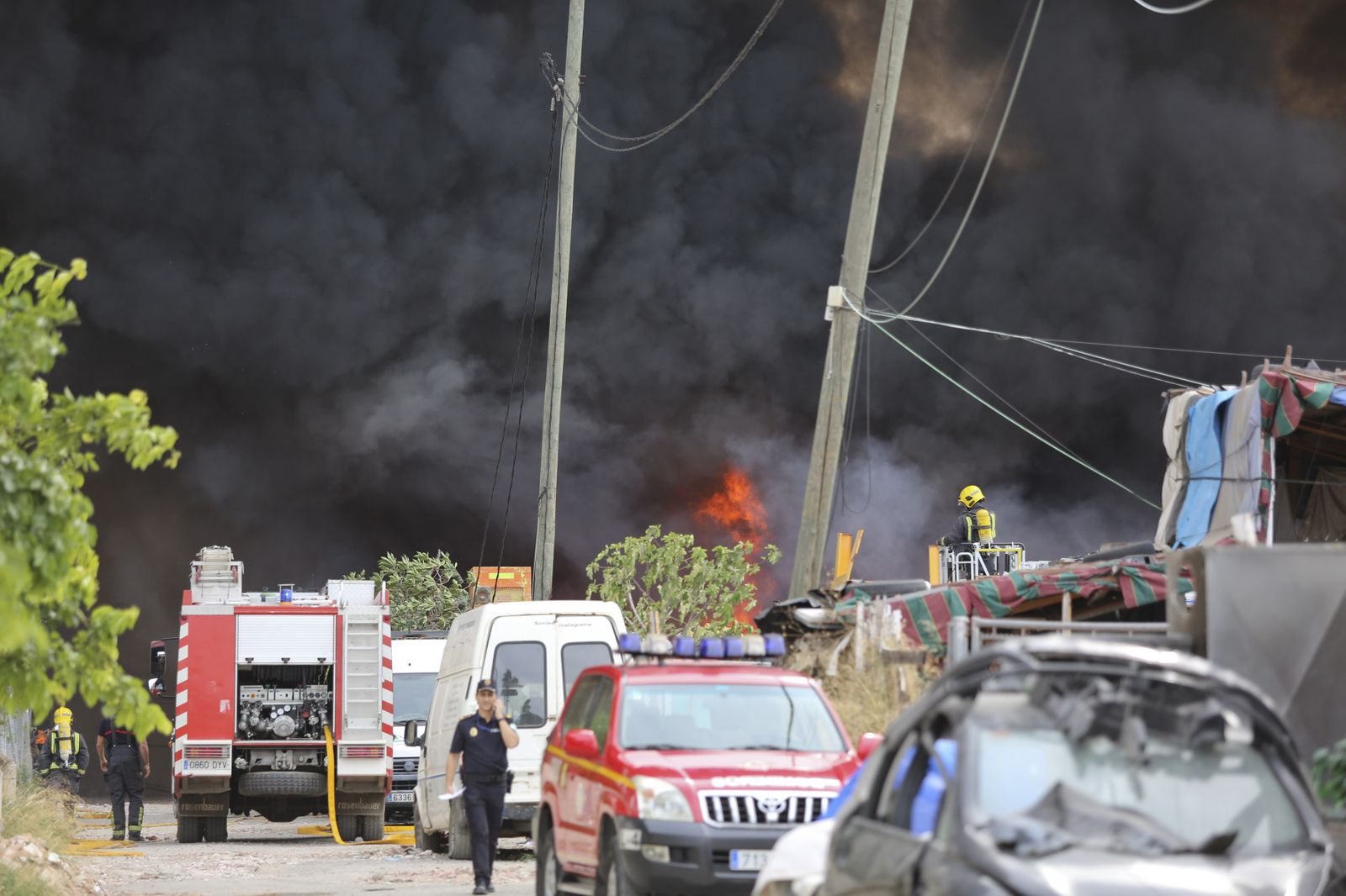 Fotos del incendio de varios vehículos en un aparcamiento de caravanas del polígono Guadalhorce