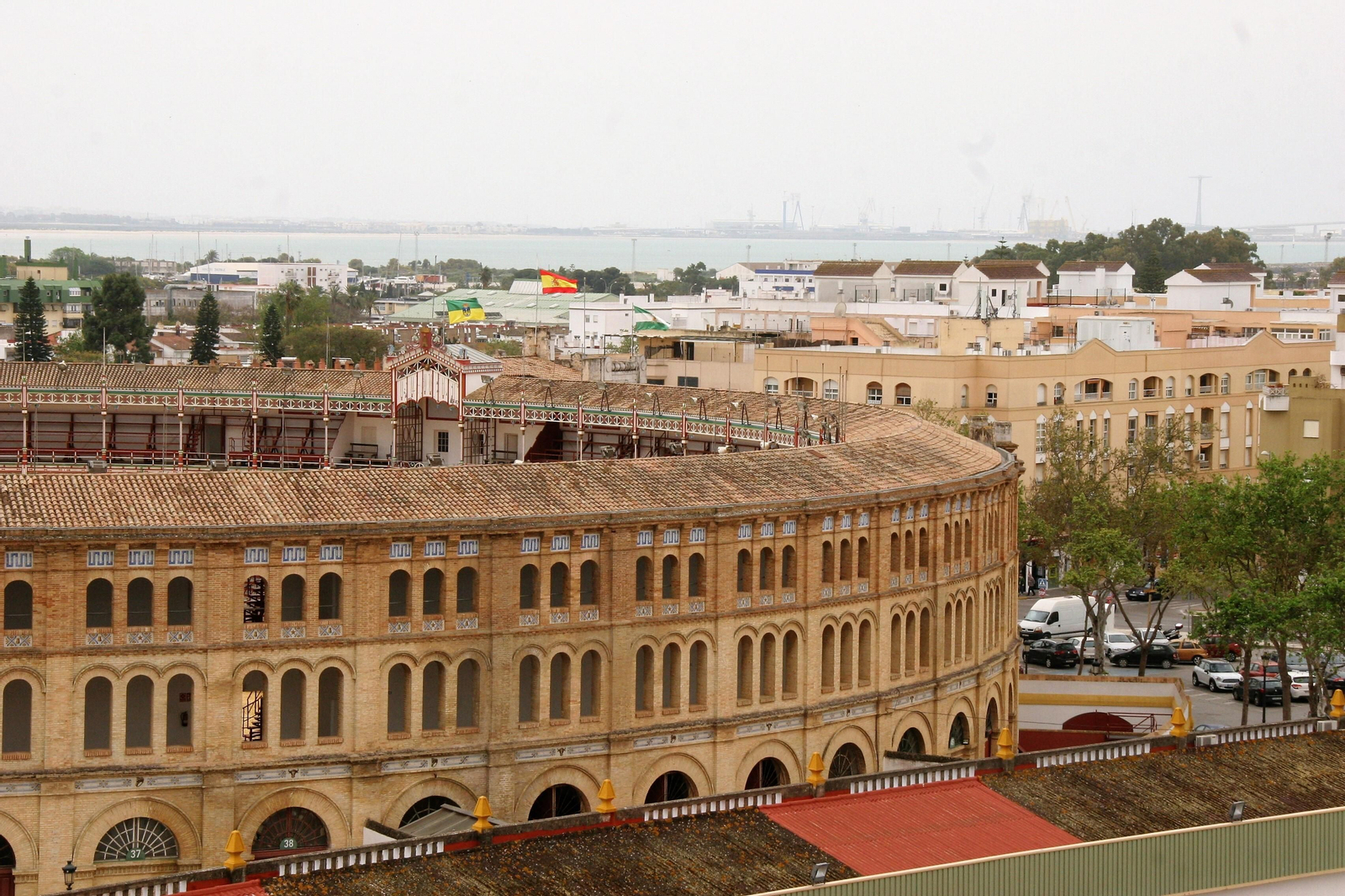Una vista del centro urbano, con la Plaza de Toros en primer término. Una vista del centro urbano, con la Plaza de Toros en primer término.