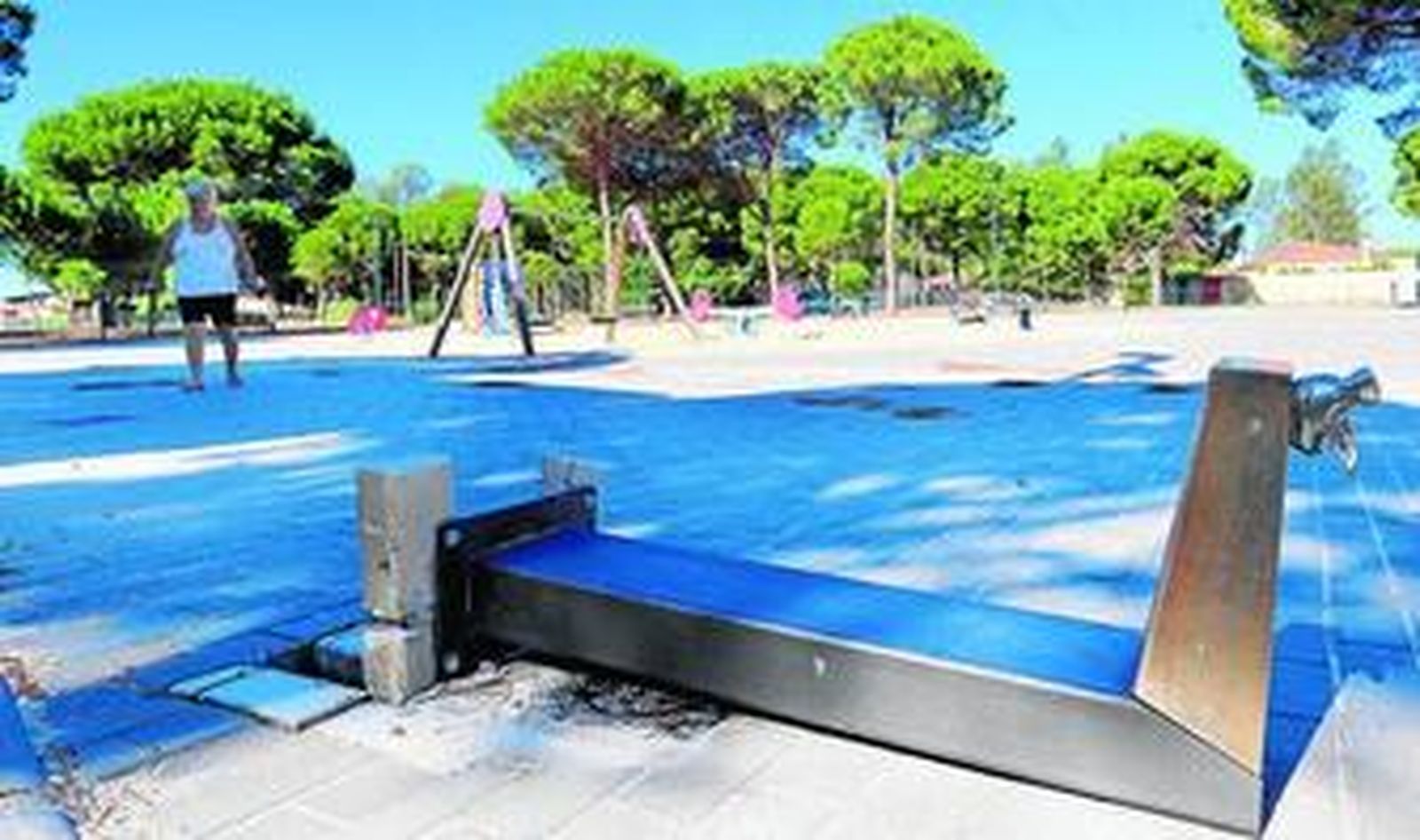 Imagen del bebedero público derribado por los gamberros hace un mes.