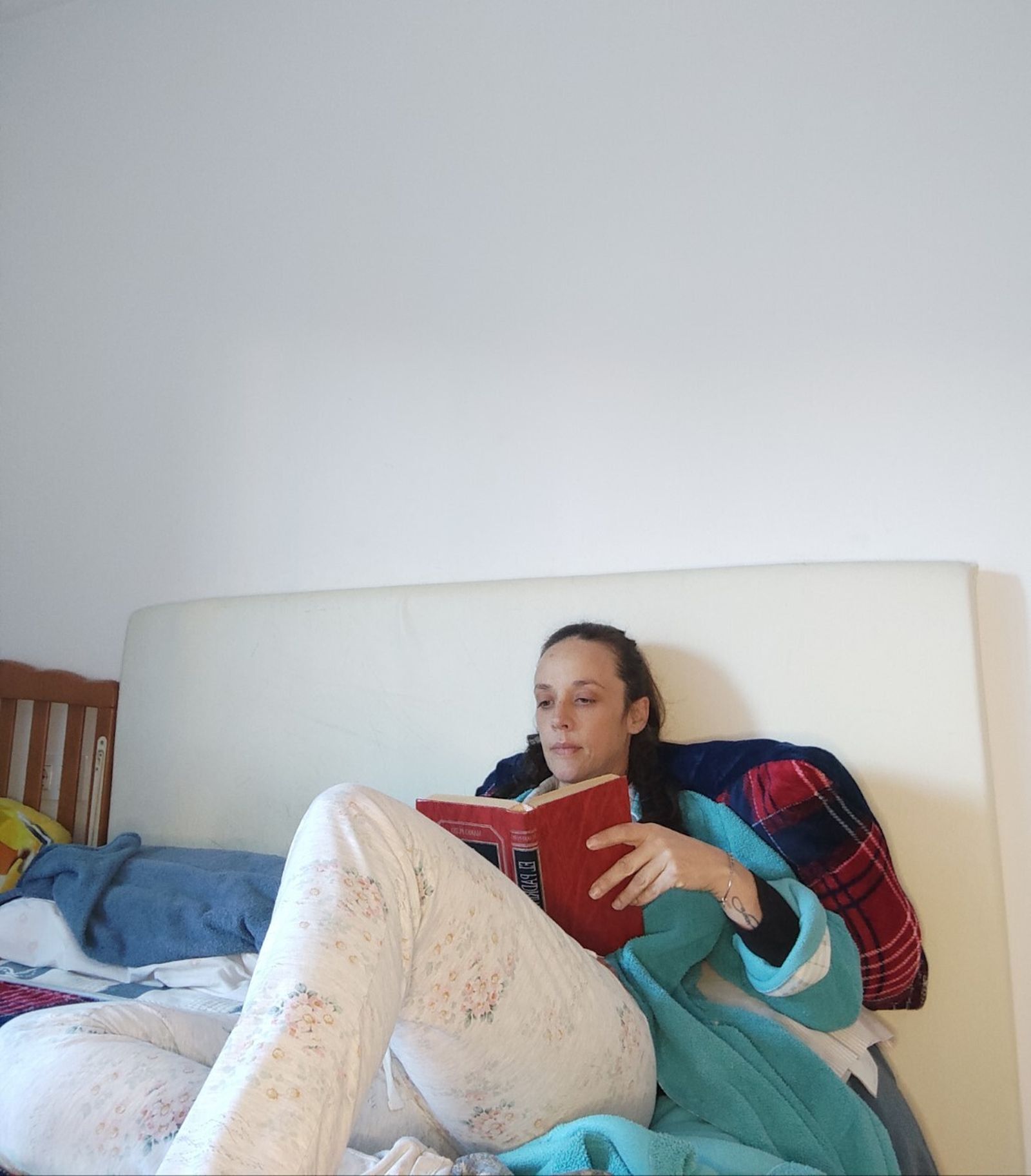 Isabel, aislada en su habitación.