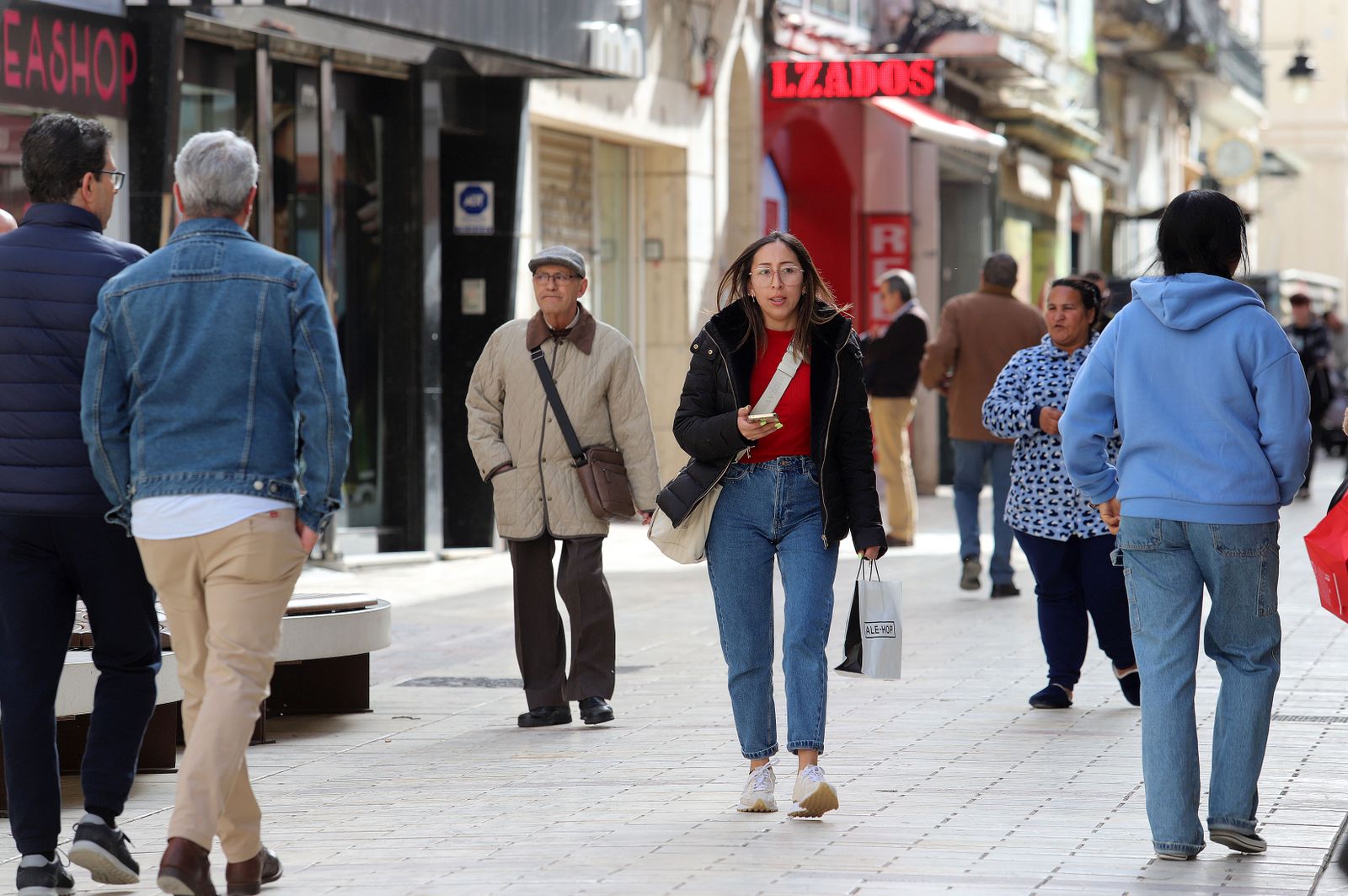 Imágenes del ambiente en la mañana de carnaval en Huelva
