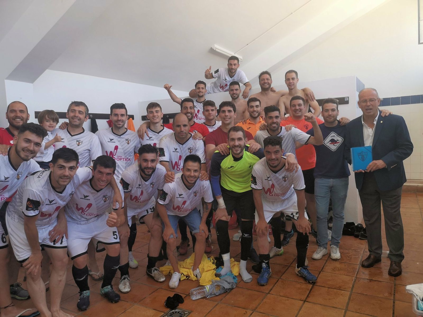 Los jugadores del Pozoblanco celebran en la caseta el ascenso a Tercera División.