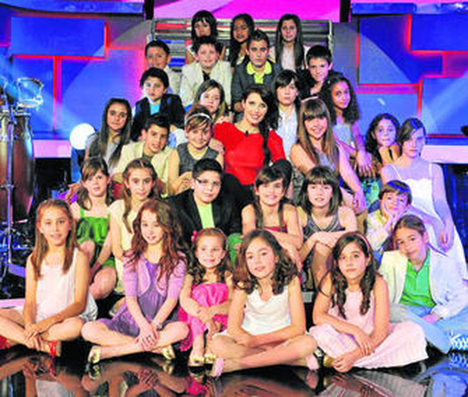 Los niños artistas de 'Cántame una canción' con la presentadora del programa, Pilar Rubio.