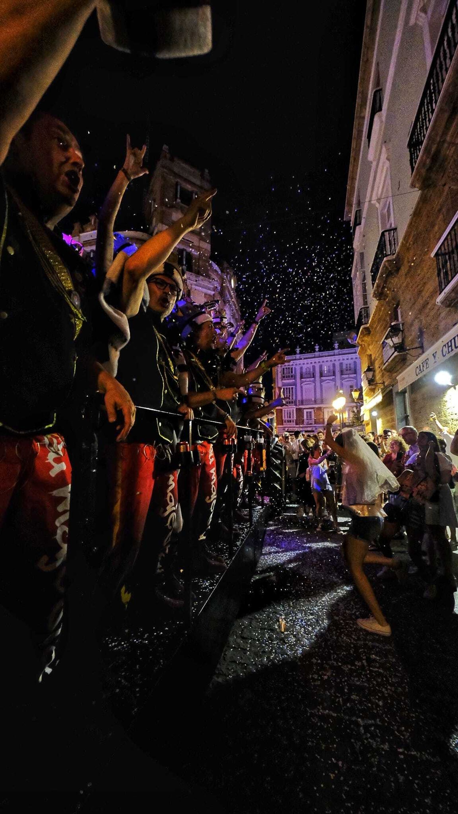 La noche del viernes de Carnaval en Cádiz, en imágenes