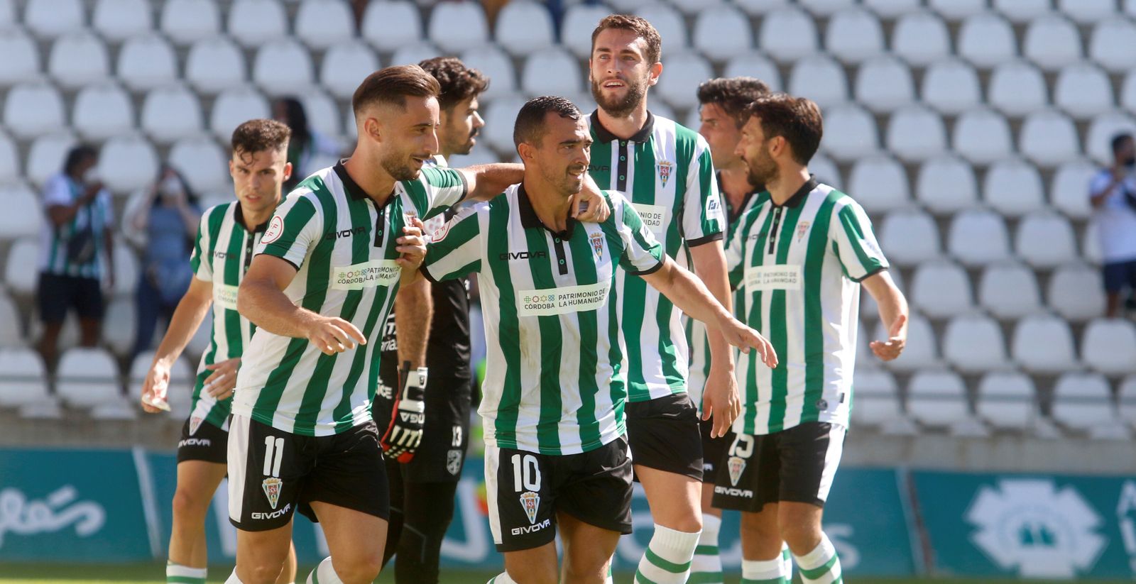 Los jugadores del Córdoba CF celebran un gol en El Arcángel.