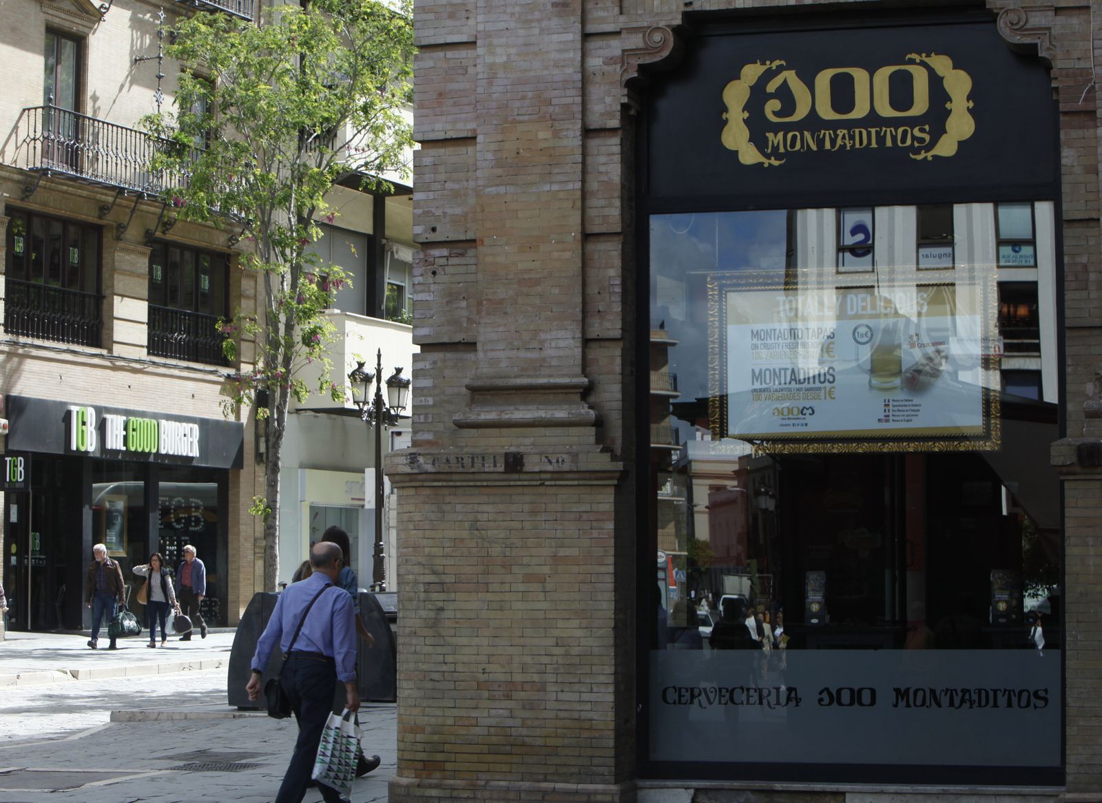 Dos establecimientos del grupo Restalia, 100 Montaditos y The Good Burger, situados en el centro de Sevilla.