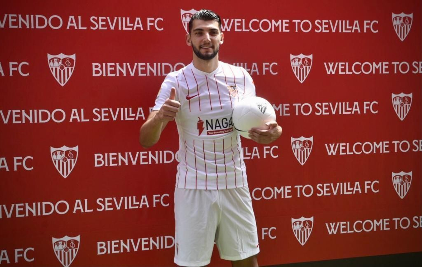 Rafa Mir, con la equipación del Sevilla en el posado oficial del acto.