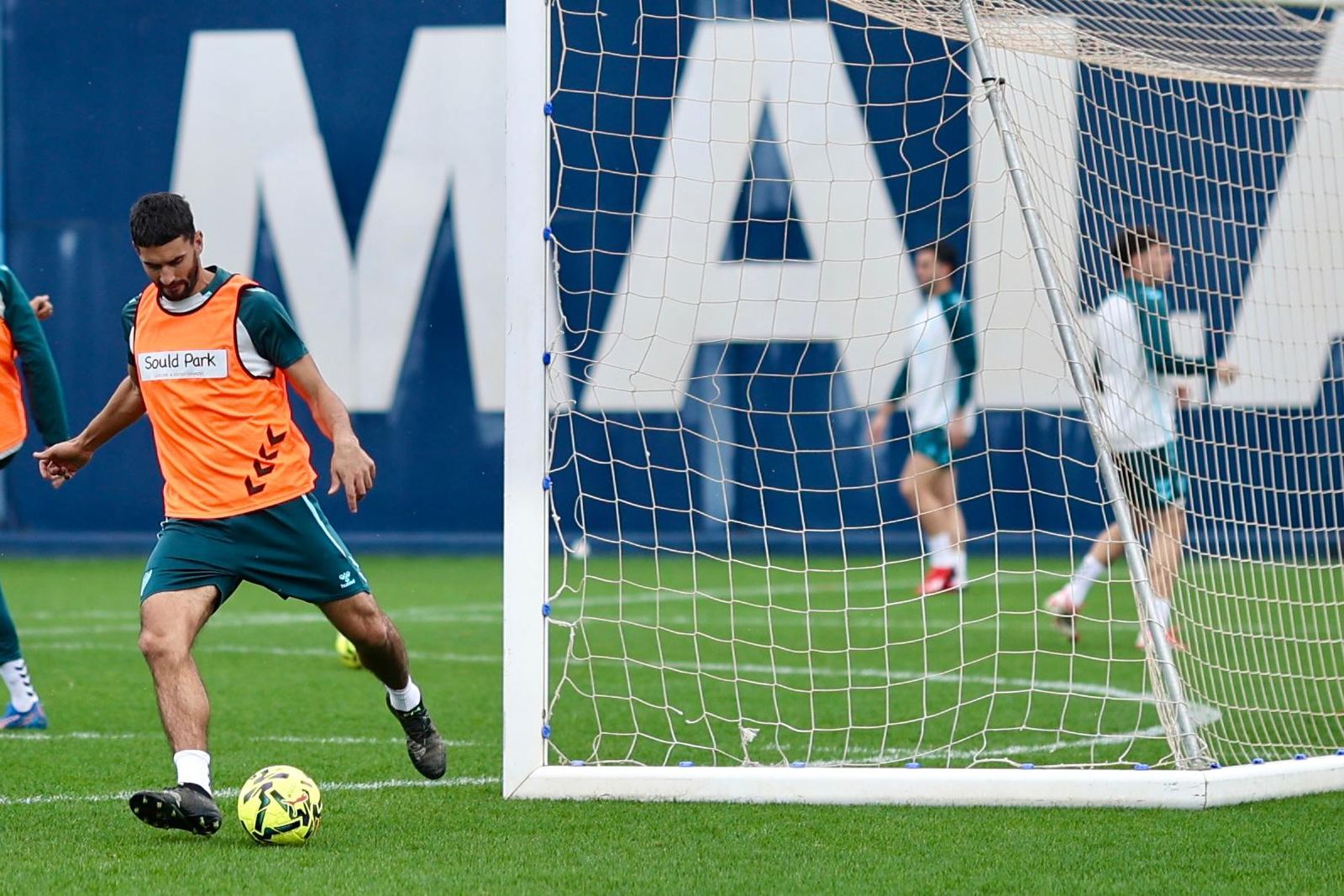 El Málaga CF ya juega el partido ante la Cultural Leonesa