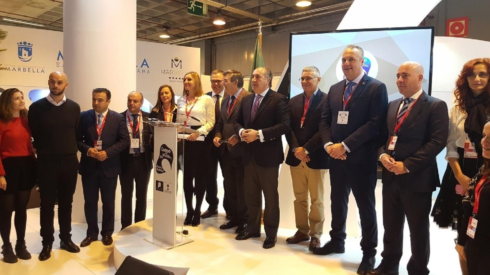 La representación comarcal en la apertura del estand de Fitur formada por Curro Sánchez, David Gil, Ramón Aranda, Nieves Sánchez, Susana Pérez, Carlos Fenoy, Luis Ángel Fernández, José Ignacio Landaluce, Juan Casanova, Juan Carlos Ruiz Boix, Ignacio Macías, Isabel Calvente y Pilar Lobato.
