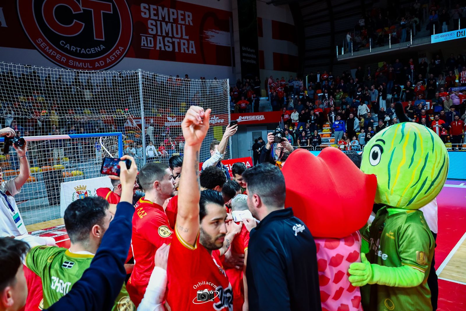 Los jugadores del conjunto cartagenero celebran sobre la pista su victoria sobre el Kairat Almaty.