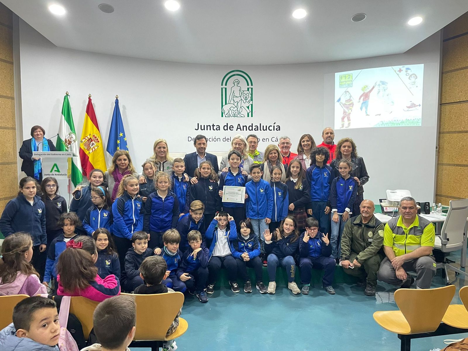 Leo Fernández, con el premio junto a su clase.