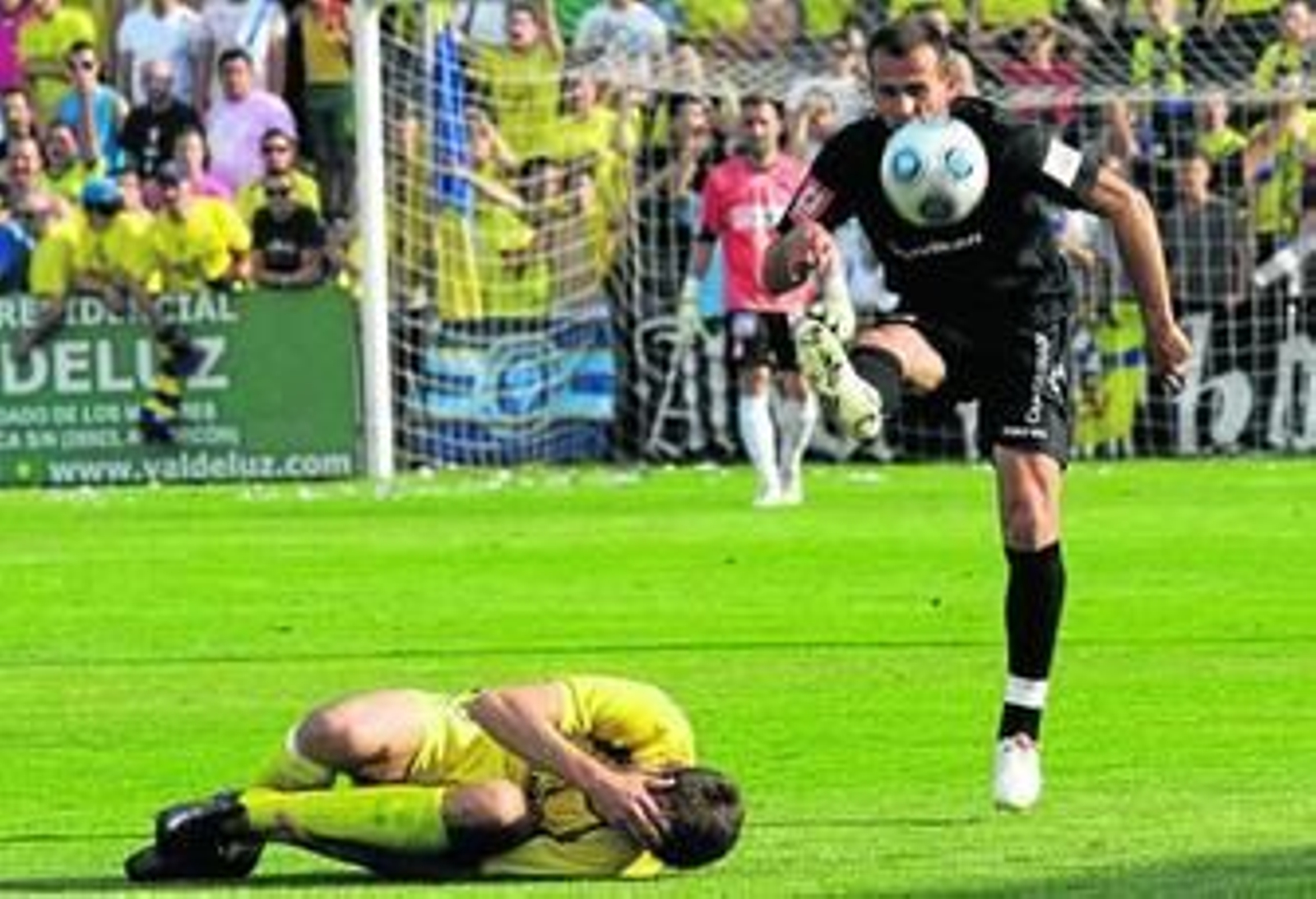 Amaya despeja el esférico en el partido del ascenso ante el Alcorcón.