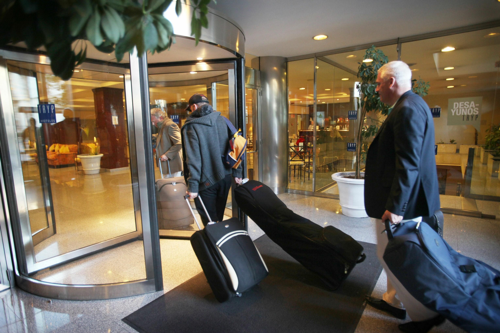 Viajeros extranjeros acceden al Hotel Tryp de la Alameda Cristina. Viajeros extranjeros acceden al Hotel Tryp de la Alameda Cristina.
