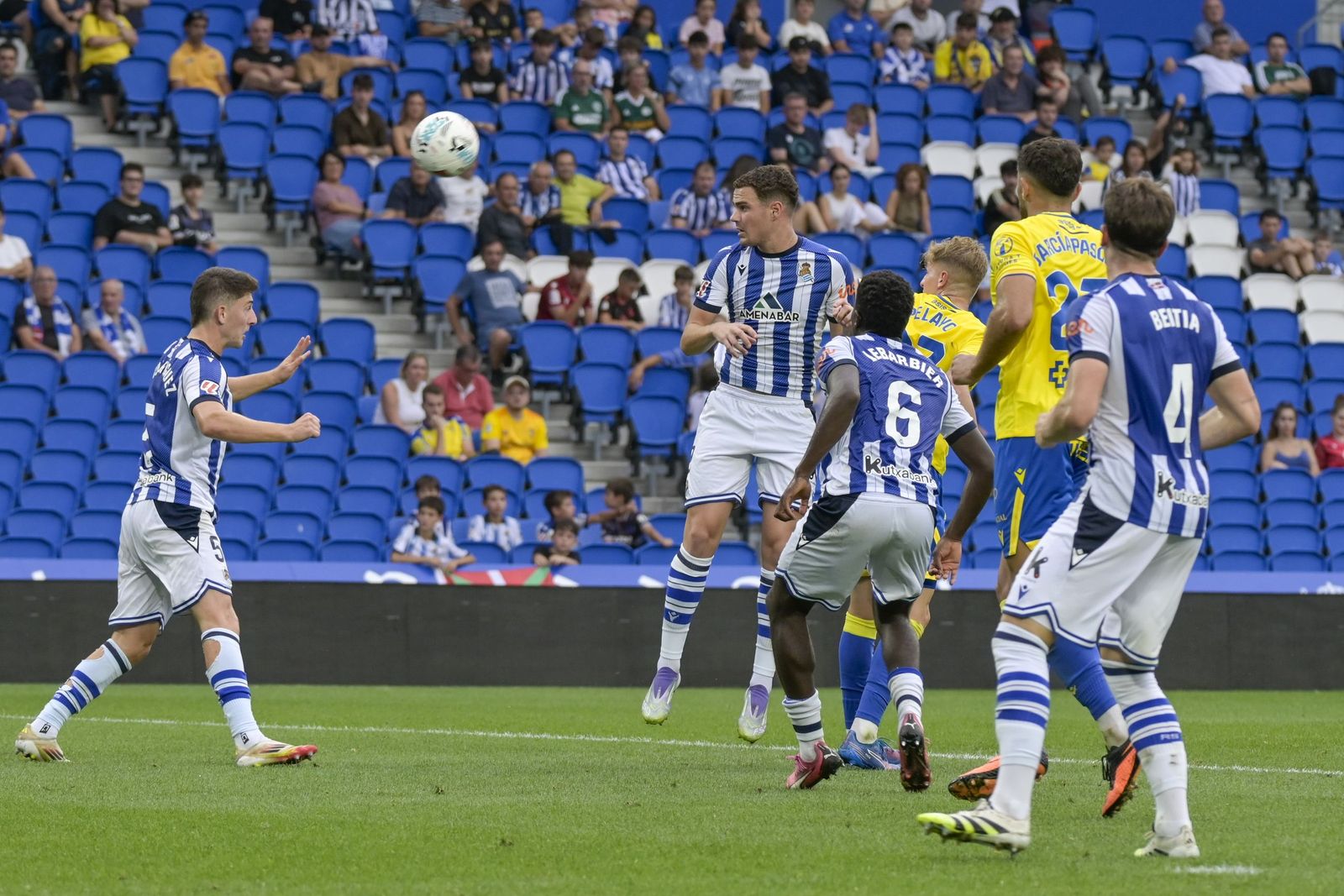 Un acción del Real Sociedad B-Cádiz de la primera vuelta.