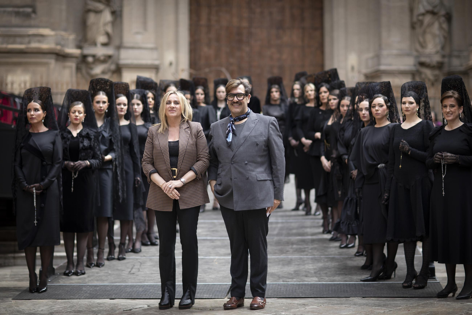 Las mantillas toman Granada en el Viernes de Dolores