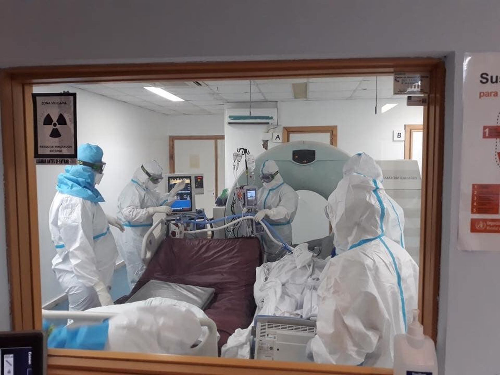 Profesionales sanitarios del Hospital de Puerto Real con los equipos de protección