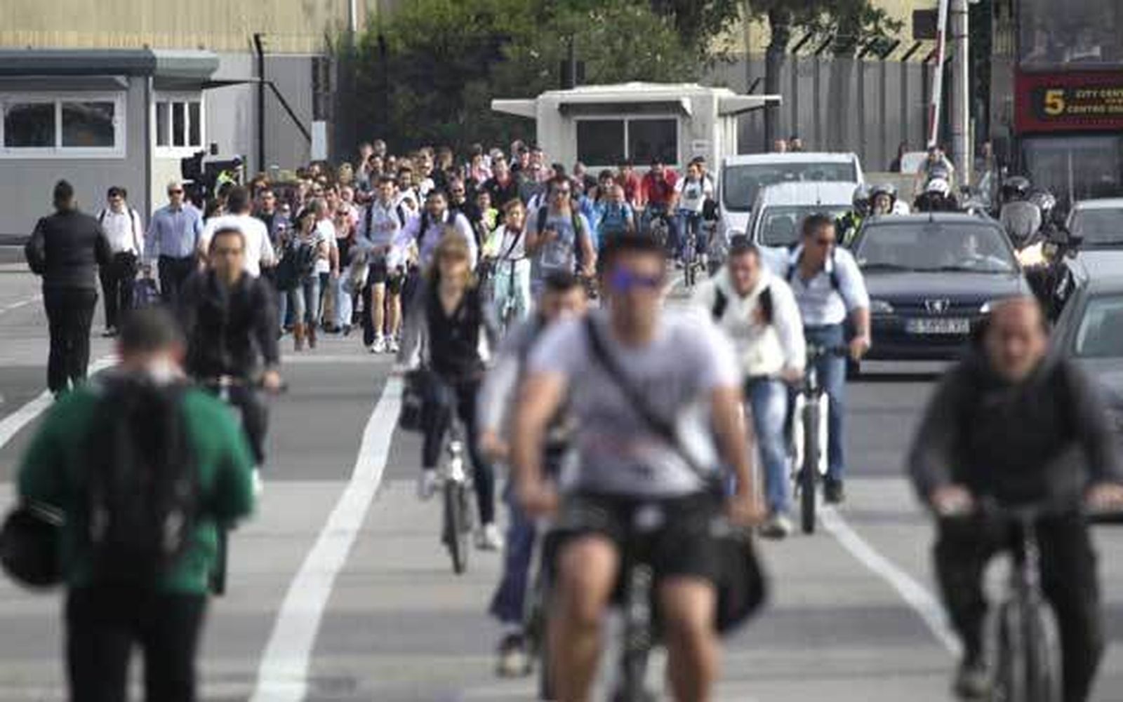 Caos en la frontera de La Línea a Gibraltar por "colas kilométricas"