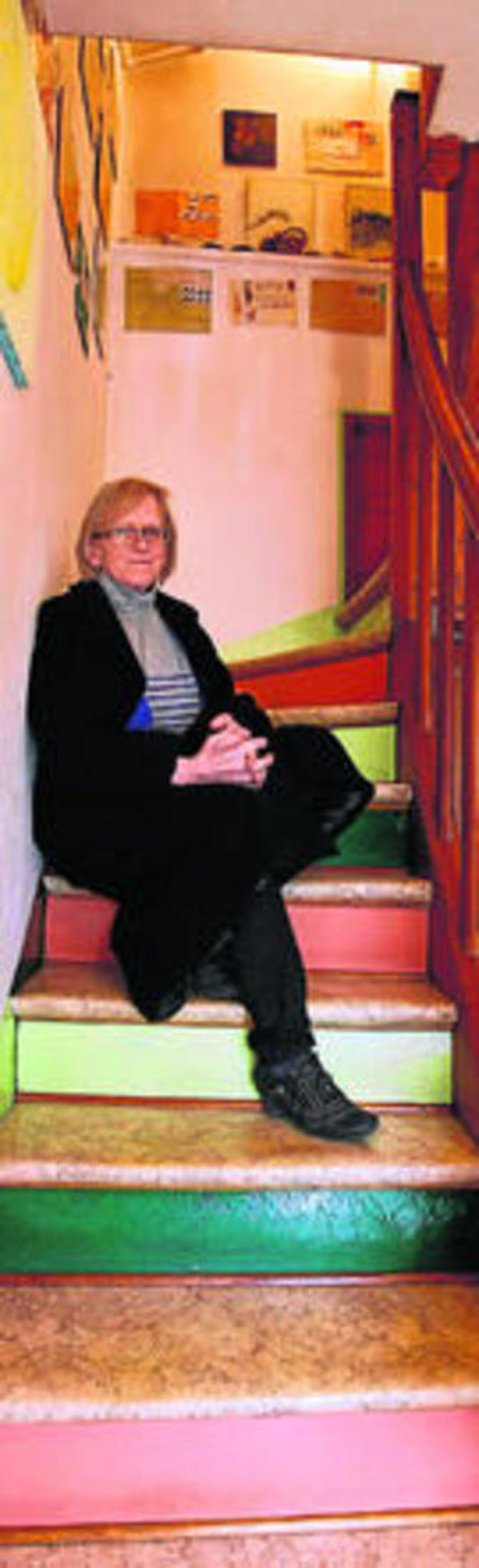 Laura Lachéroy, sentada en las escaleras de su casa de Thezy-Glimont.