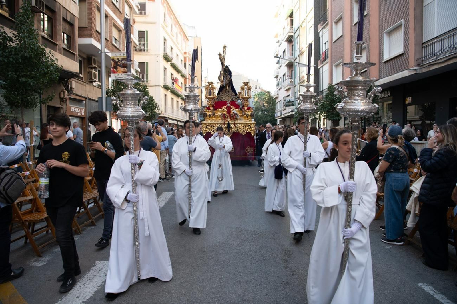 Una marea de devoción inunda Jaén al paso de la Magna, en imágenes