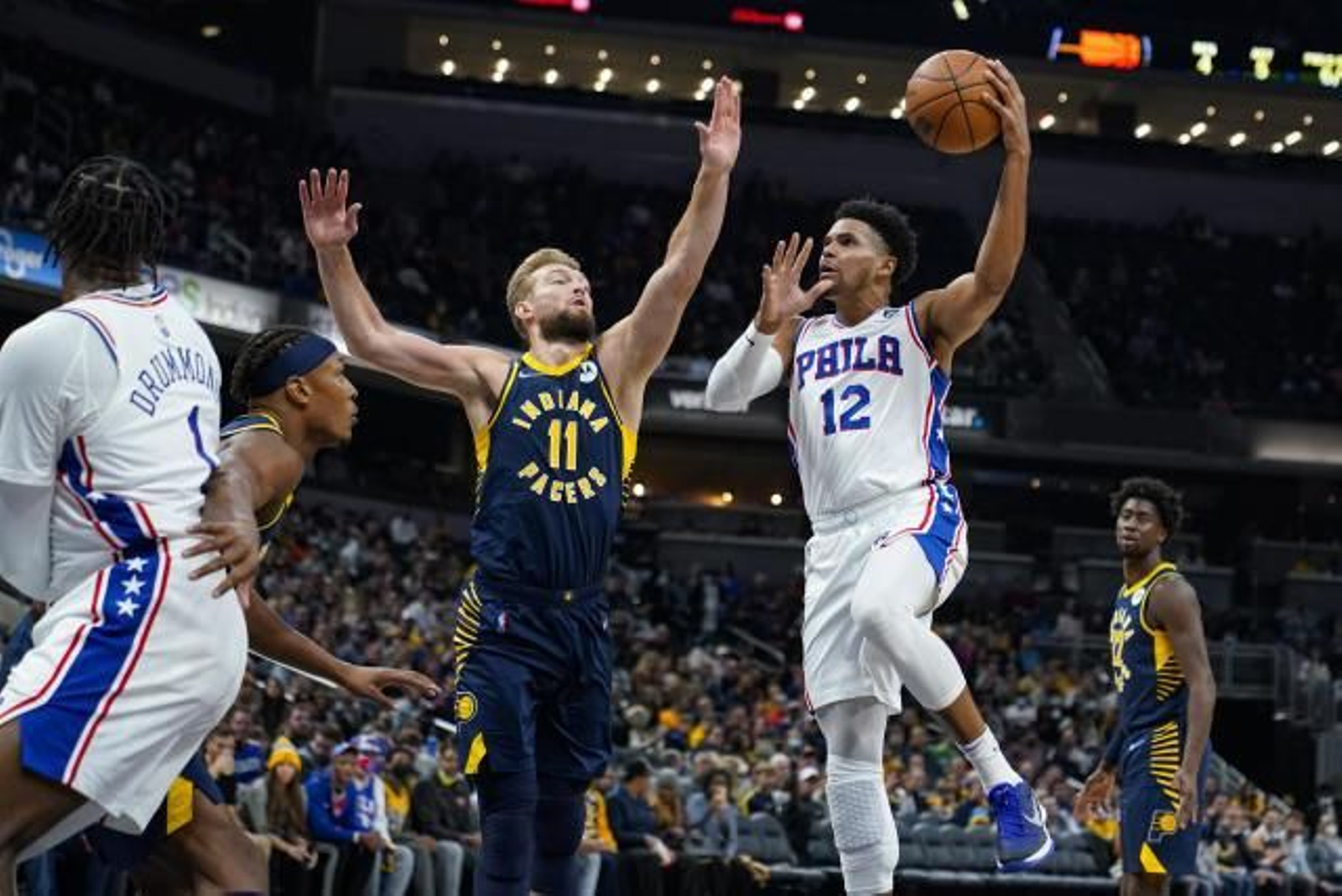 Domas Sabonis trata de taponar a Tobias Harris.