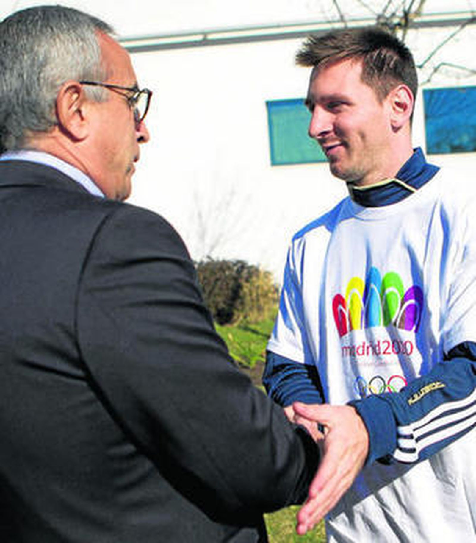 Messi saluda al presidente del COE, Alejandro Blanco, mostrando su apoyo a Madrid 2020.
