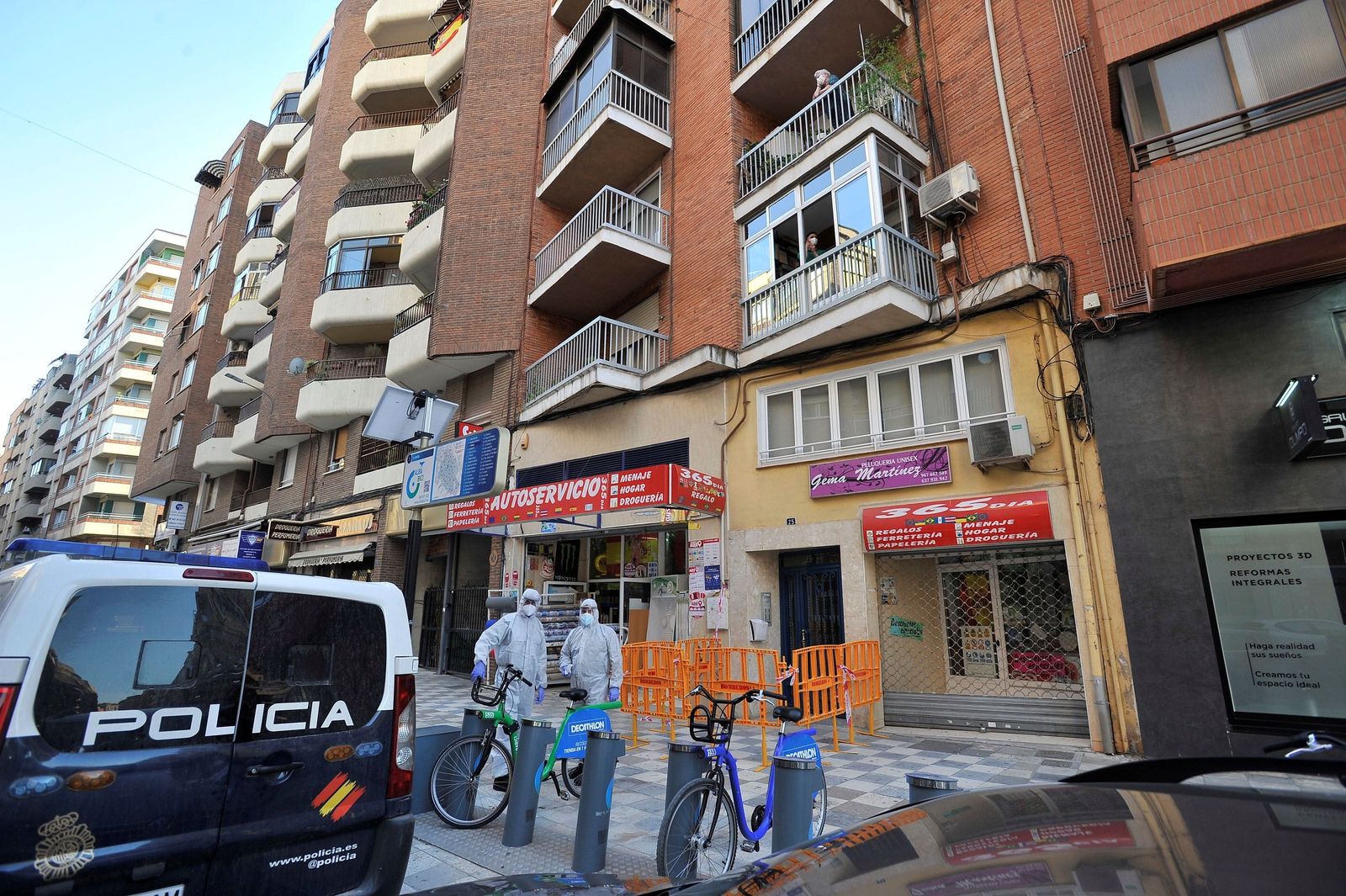 Edificio de Albacete en el que se ha detectado un brote de covid-19 y cuyos moradores van a ser confinados.