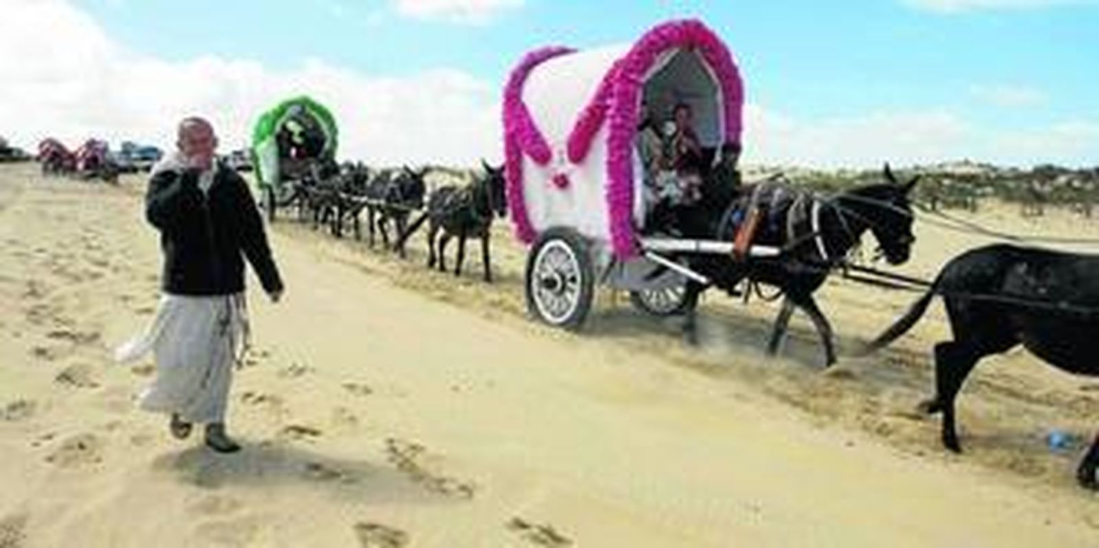 El capellán de la hermandad, el dominico José Gil, caminando junto a las carretas de Jerez por La Raya de Doñana.