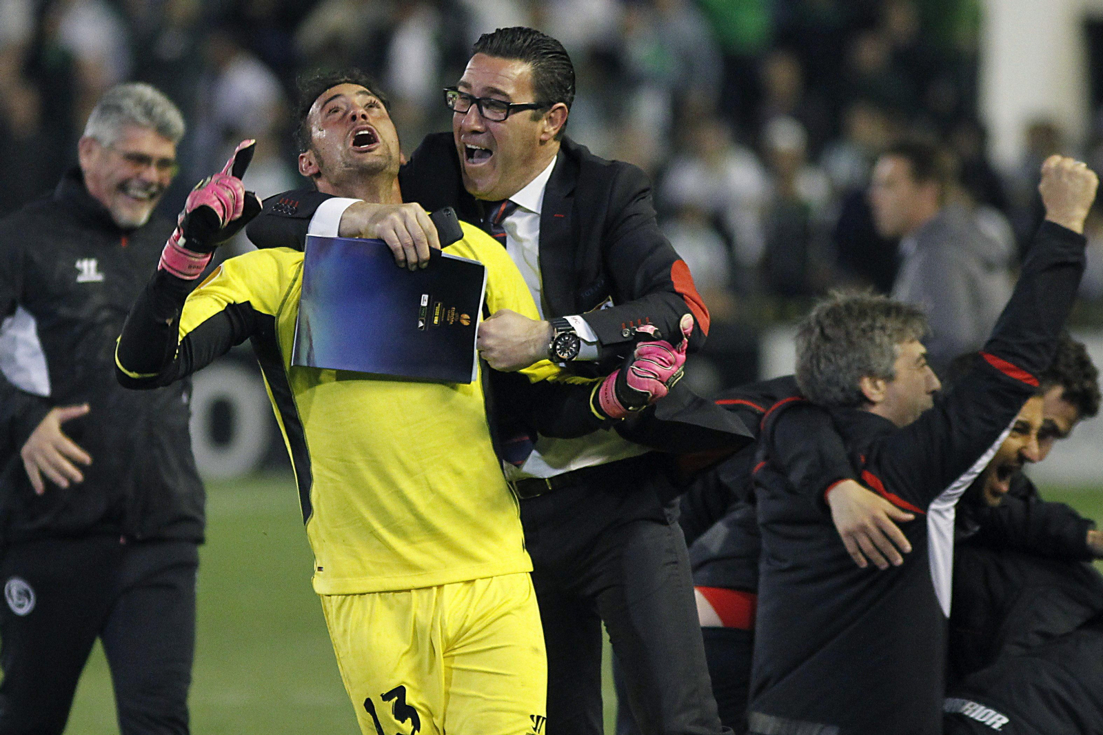 Martagón abraza a Beto tras la tanda de penaltis en la vuelta de cuartos de final de la UEL ante el Betis.