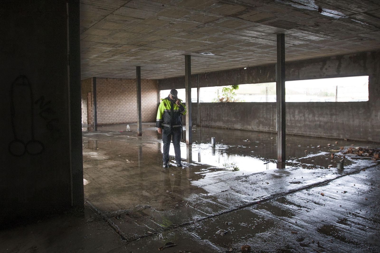 Un policía local en el interior del centro de salud de Camposoto durante una protesta, en una imagen de archivo.