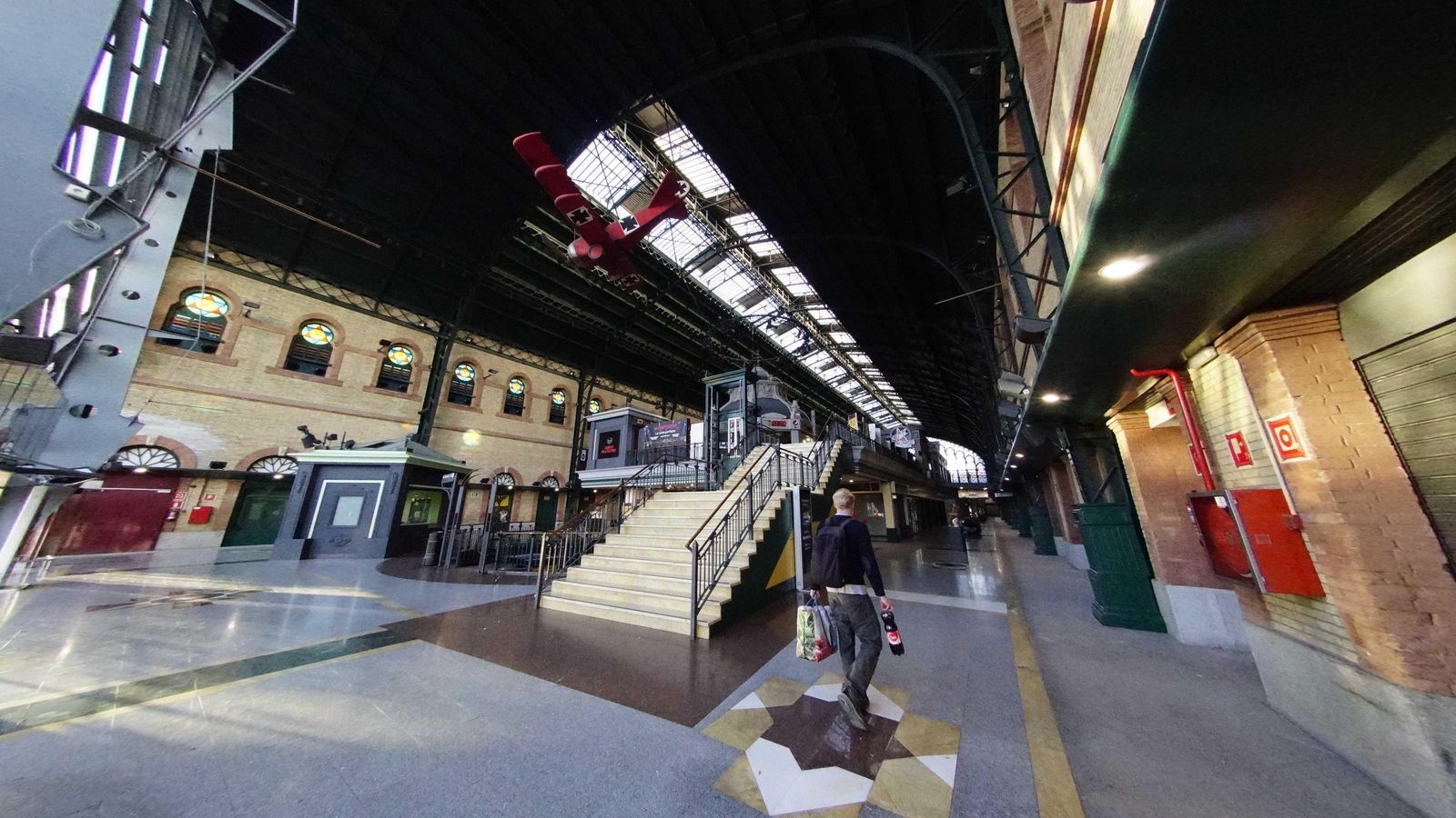 Interior de la antigua estación de trenes.