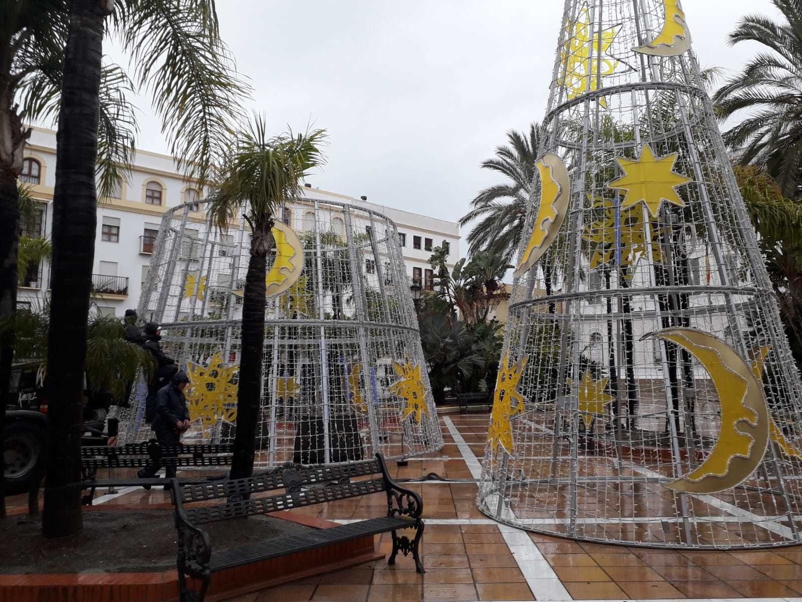 El árbol luminoso de la plaza de Peral ya se estaba ayer instalando.
