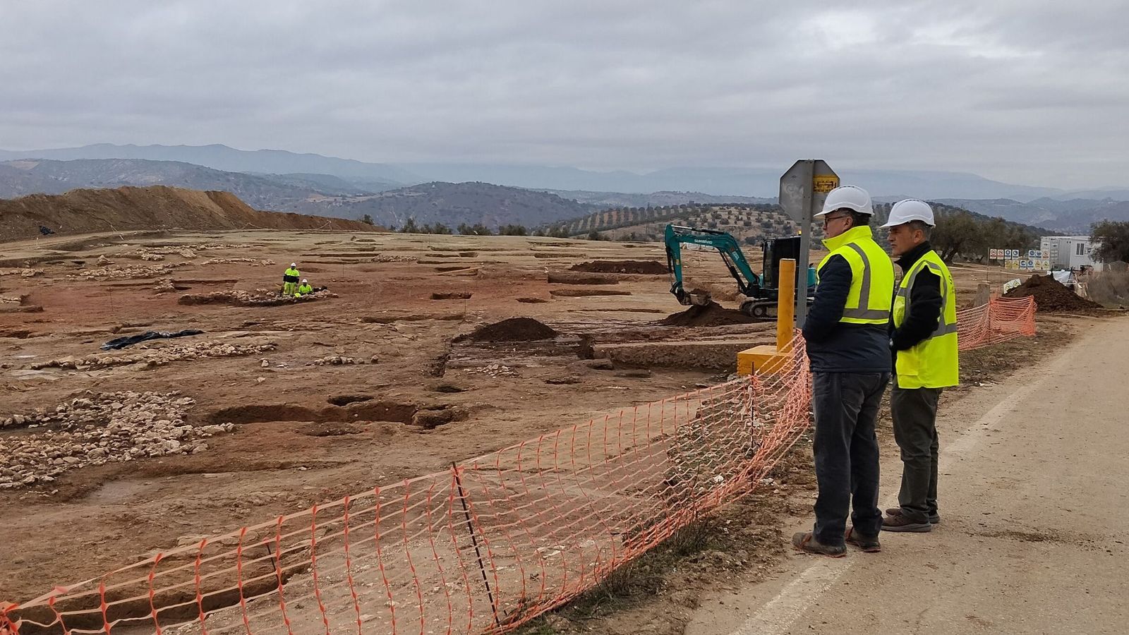 Técnicos de Sacyr observan los trabajos en el yacimiento arqueológico del tramo de Riofrío