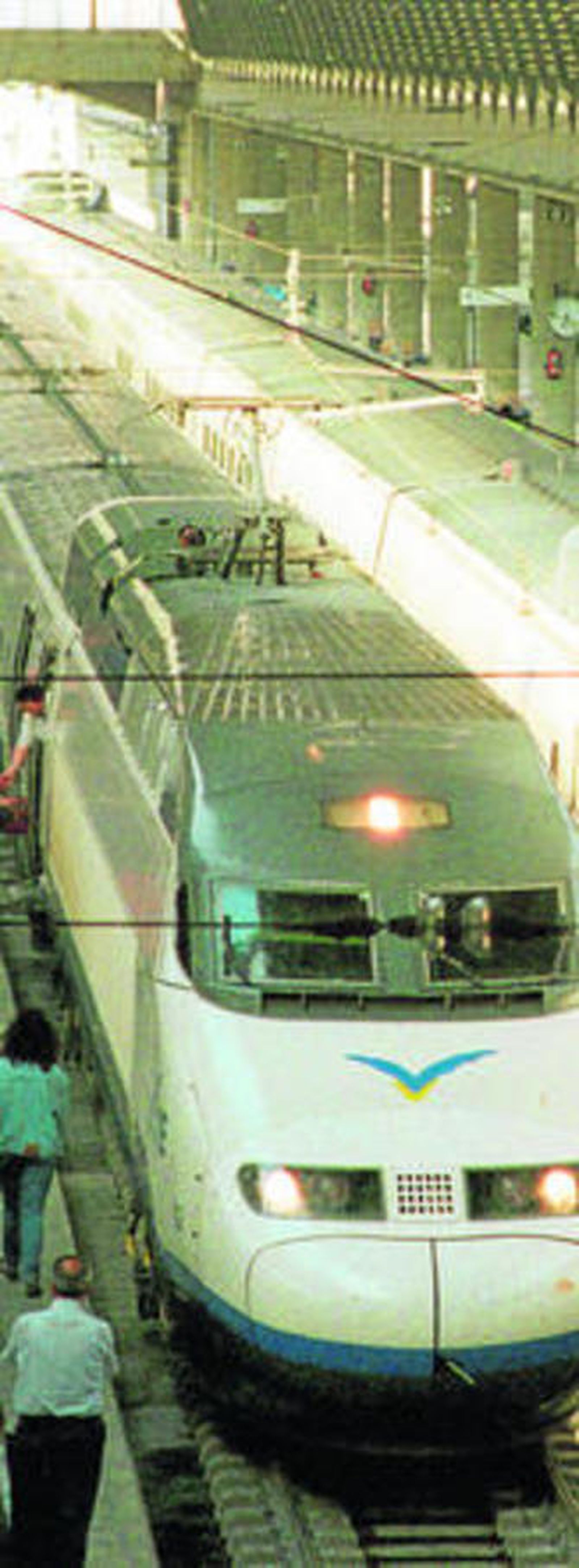 Un tren AVE en la estación de Santa Justa.