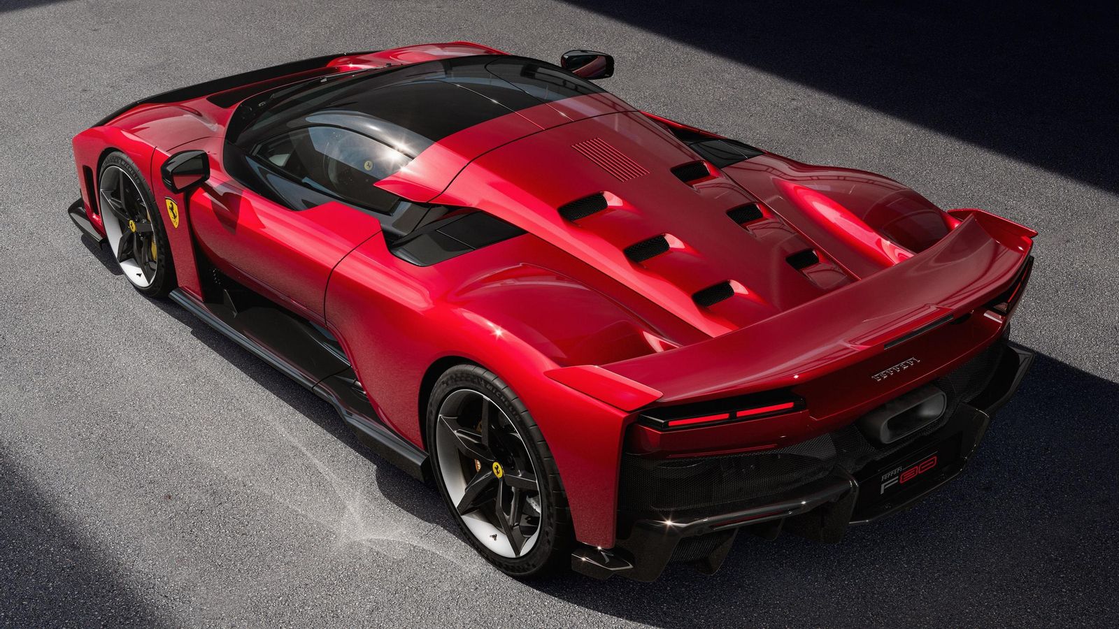 LaFerrari fue el primer coche de producción de Ferrari con un sistema híbrido. Llegó en 2023 y a él le han seguido otros como los SF90 y 296 GTB, éstos PHEV, pero el F80 no contempla la posibilidad de recargar su batería conectándose a la red eléctrica. LaFerrari fue el primer coche de producción de Ferrari con un sistema híbrido. Llegó en 2023 y a él le han seguido otros como los SF90 y 296 GTB, éstos PHEV, pero el F80 no contempla la posibilidad de recargar su batería conectándose a la red eléctrica.