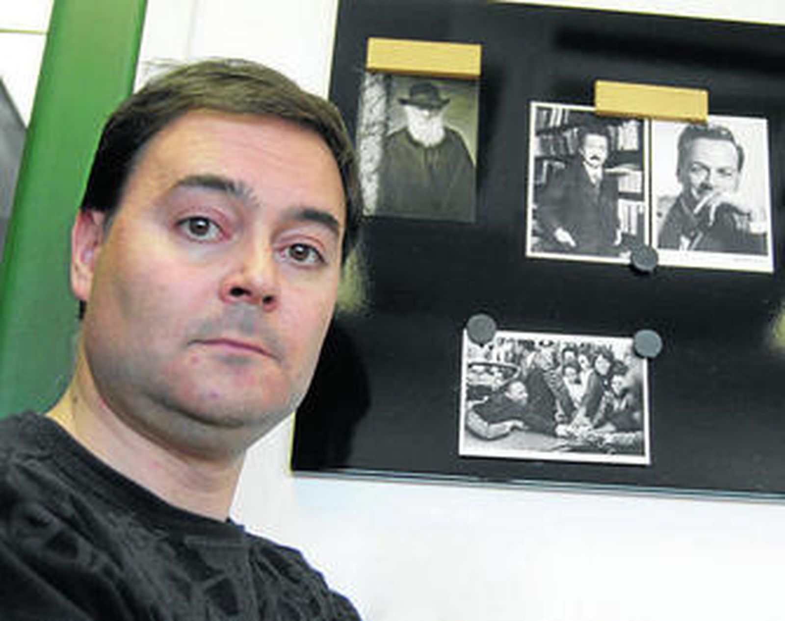 1. Jordi Bascompte, Premio Nacional de Investigación, hará una sesión de magia y matemáticas. 2. Patricia Siljetrom conducirá un trivial científico. 3. Sesión de divulgación astronómica con telescopios, dirigida por Emilio Alfaro. 4. Miguel Ferrer actuará con su banda.