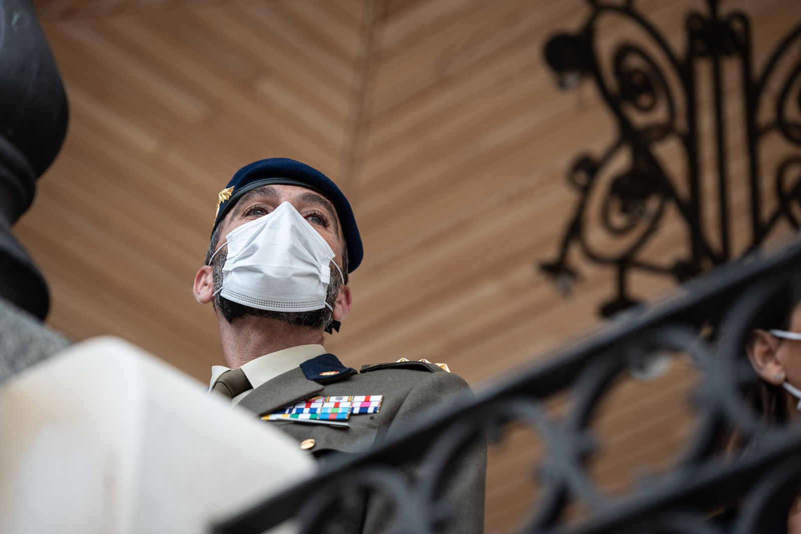 Imágenes del desfile de la Guardia Real por el centro de Huelva