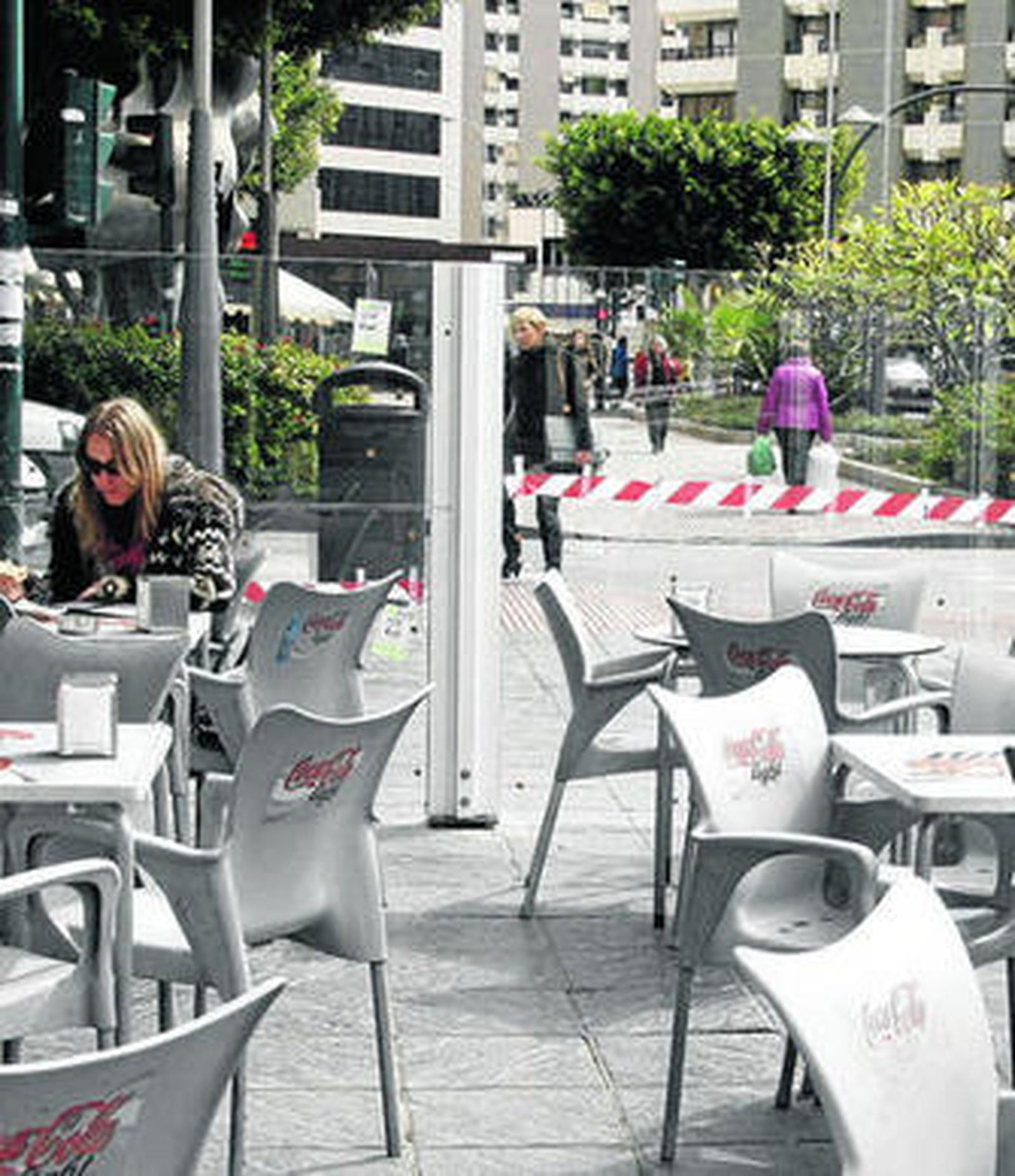 El kiosco de final del Paseo de Almería ha instalado en los últimos días sus cortavientos..