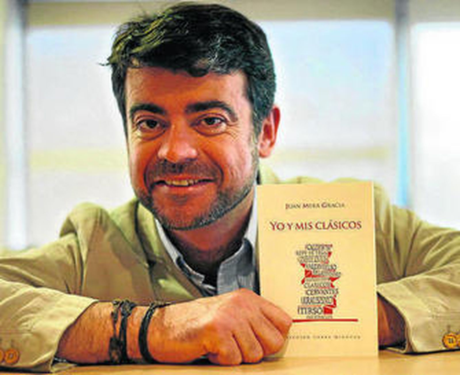 Juan Mera con uno de sus libros, 'Yo y mis clásicos'.