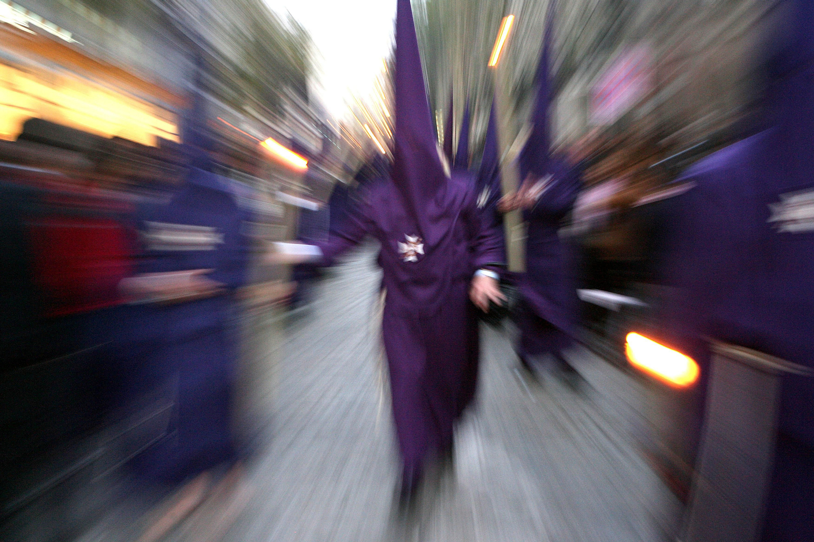 Un nazareno de la hermandad del Valle realiza su estación de penitencia.