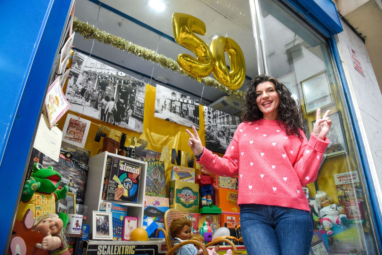 Carolina Osorno, junto al escaparate que conmemora los 50 años de la tienda.