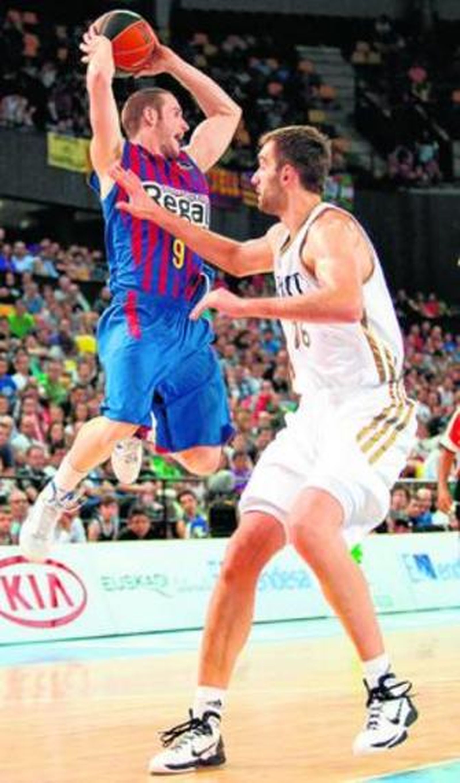 Marcelinho busca un pase hacia atrás ante Begic en la Supercopa