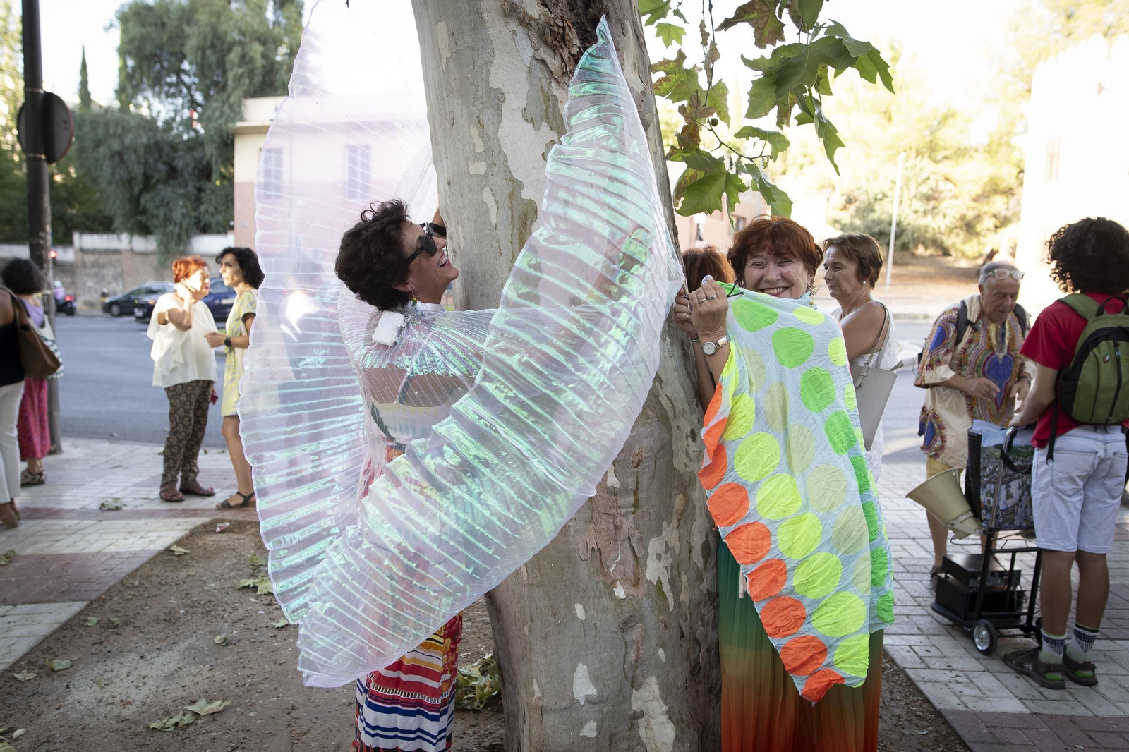 Vecinos de la Avenida de Cervantes de Granada amadrinan sus árboles para evitar la tala