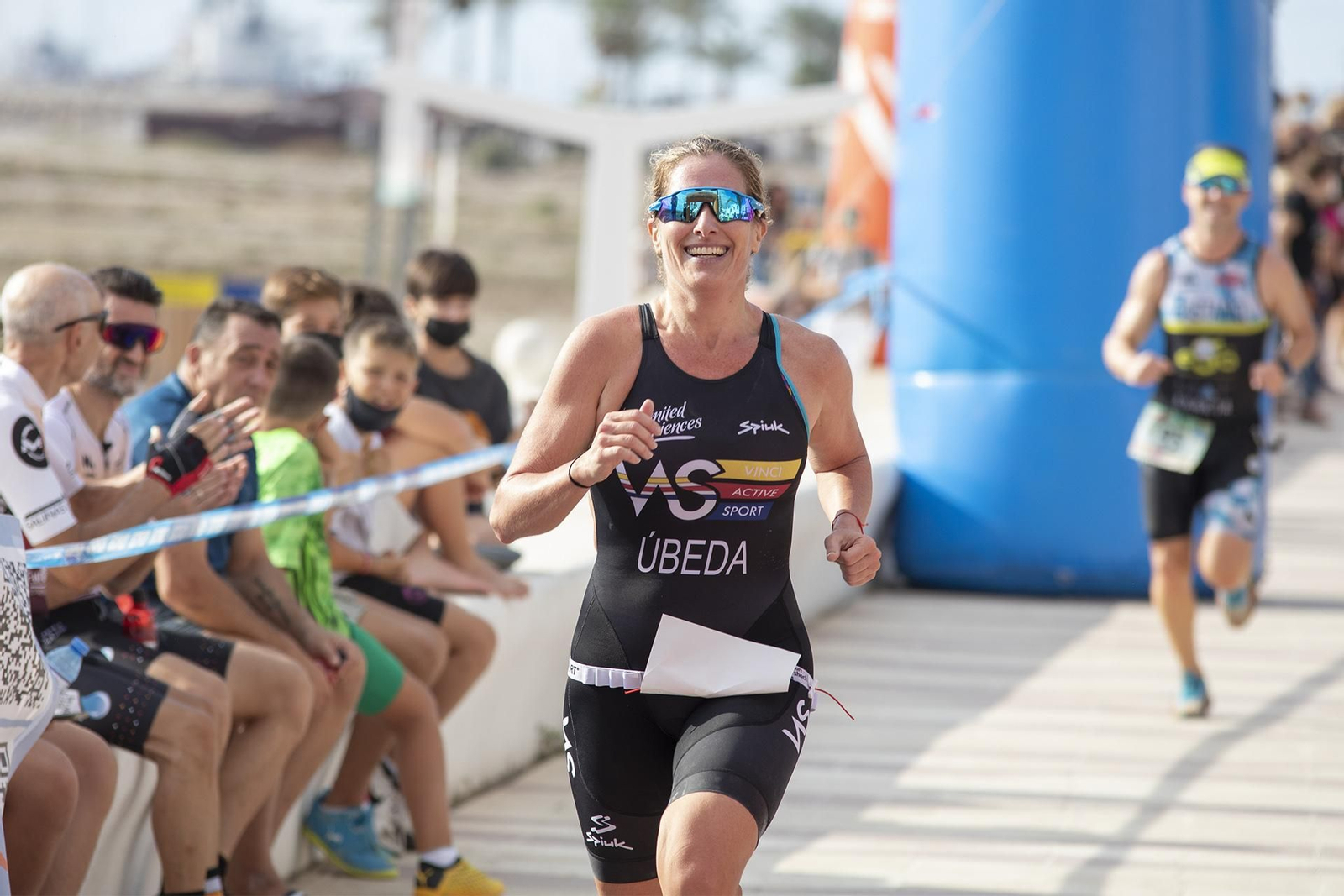 Raquel Úbeda, ganadora en mujeres, a su entrada en meta.