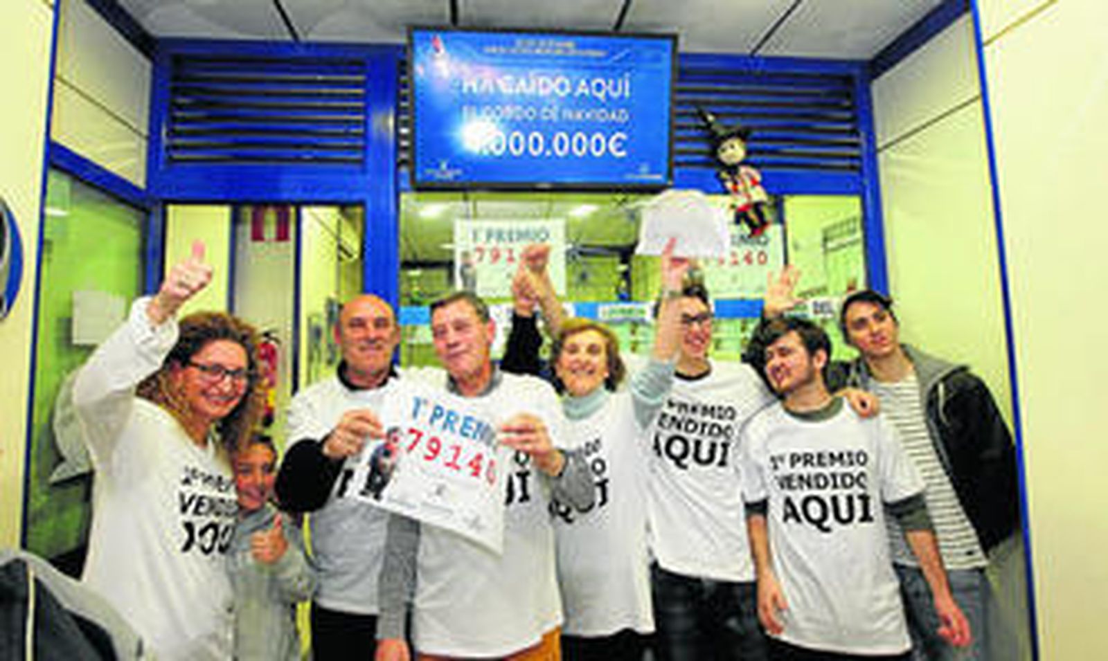 José Martín, lotero que ha repartido los millones en Roquetas de Mar, celebra con los suyos el premio.