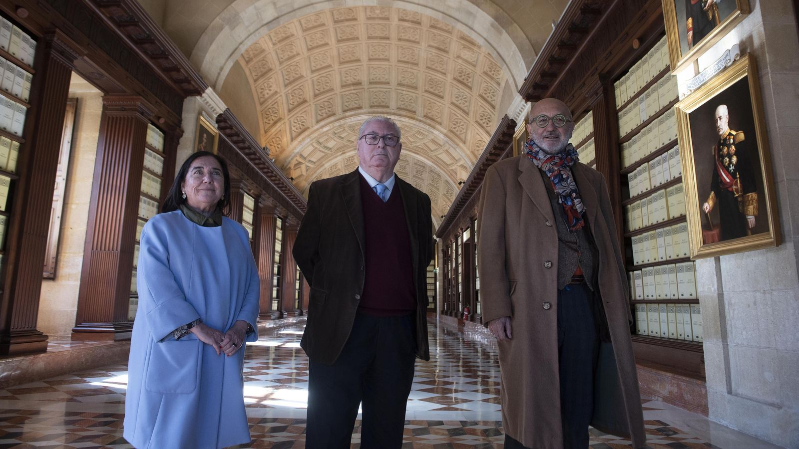Luis Navarro entre Esther Cruces y Manuel Marchena, en una de las galerías del Archivo de Indias