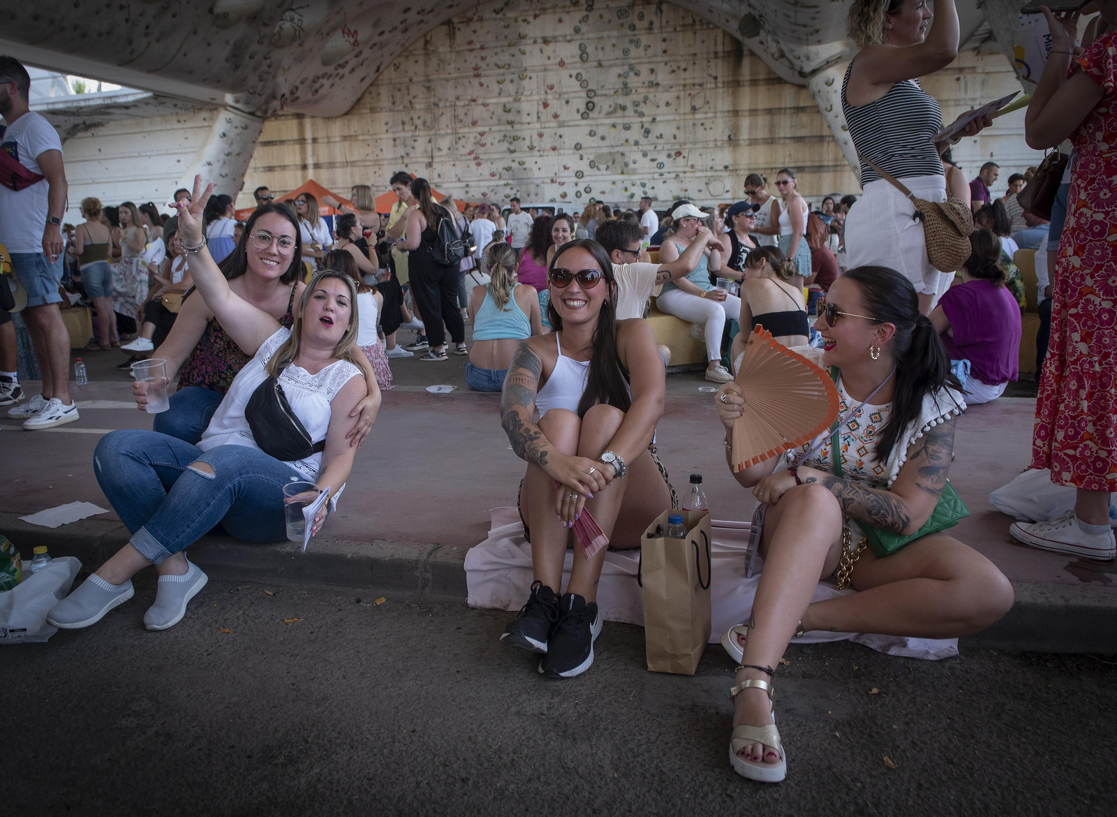 Calor y buen ambiente en la entrada del concierto de Manuel Carrasco