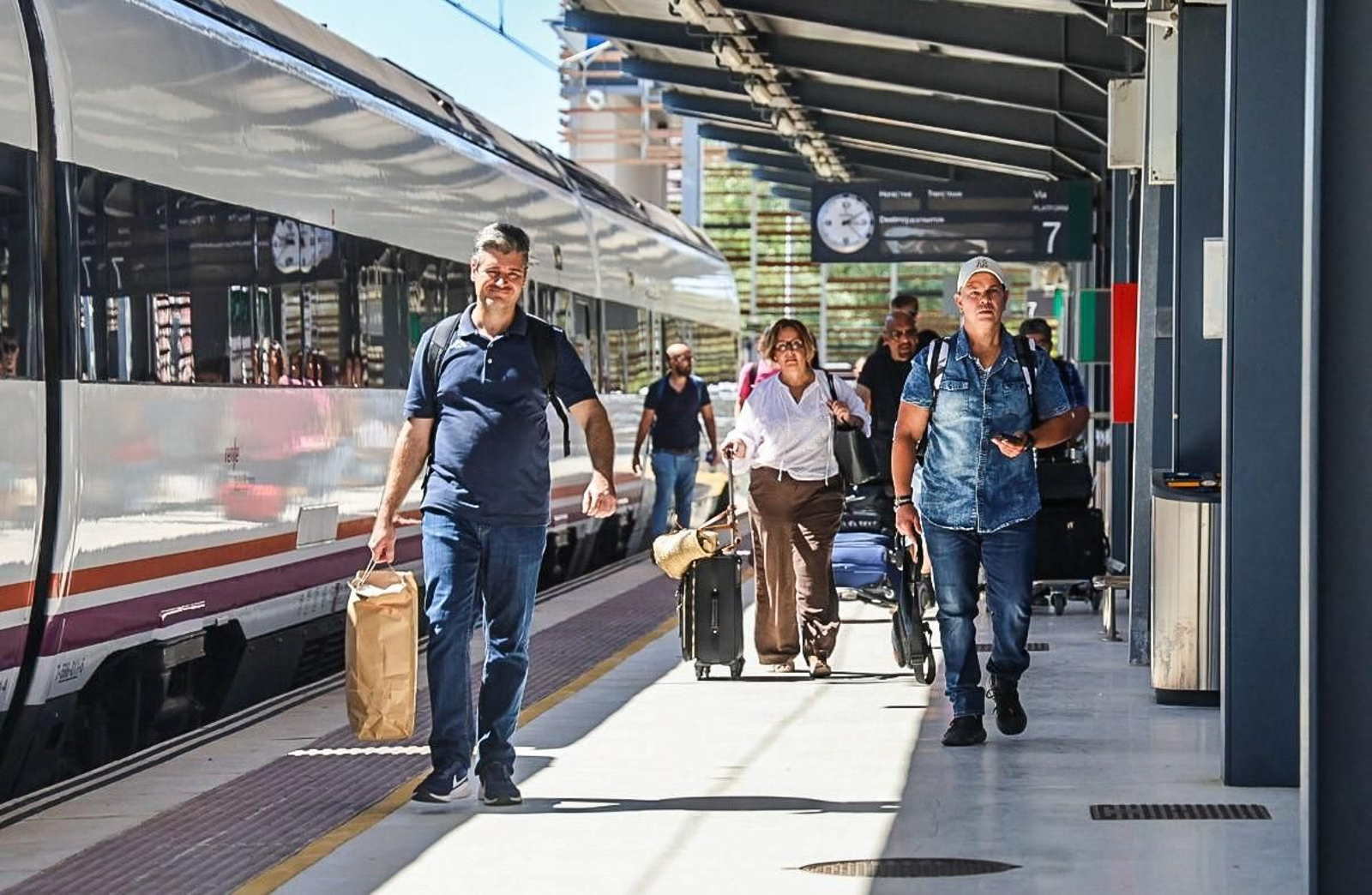 Varios pasajeros este lunes en la estación ferroviaria de Huelva.