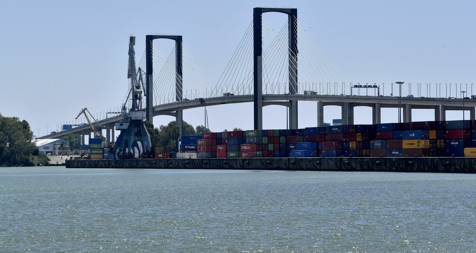 El puente del Centenario, el puente más cercano a Coria que cruza el río, visto desde los muelles del Puerto.